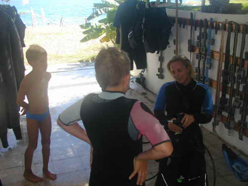 Die Ausbildung erfolgt in Slos Diving Center nach PADI-Standards sehr fachkundig durch Katja! (auch fr kids)